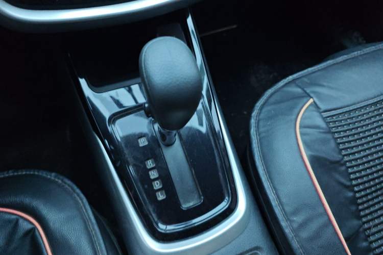 Used Nissan Tiida 2016 1.6L CVT Cool Dynamic Edition Gear Lever