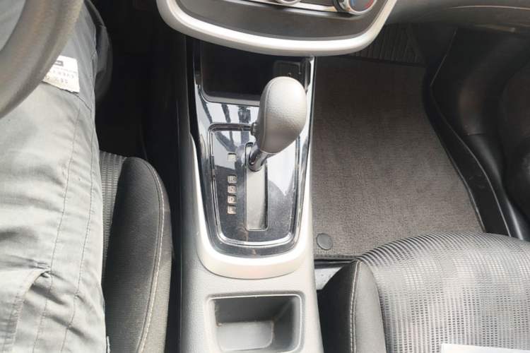 Used Nissan Tiida 2016 1.6L CVT Cool Dynamic Edition Gear Lever