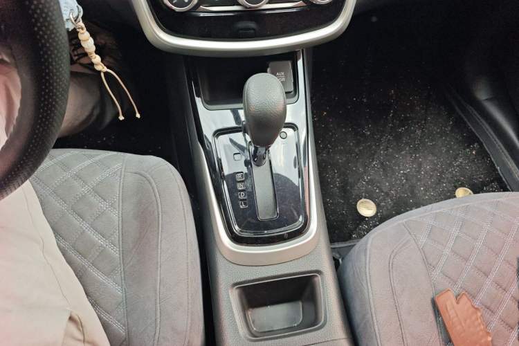 Used Nissan Tiida 2016 1.6L CVT Cool Dynamic Edition Gear Lever