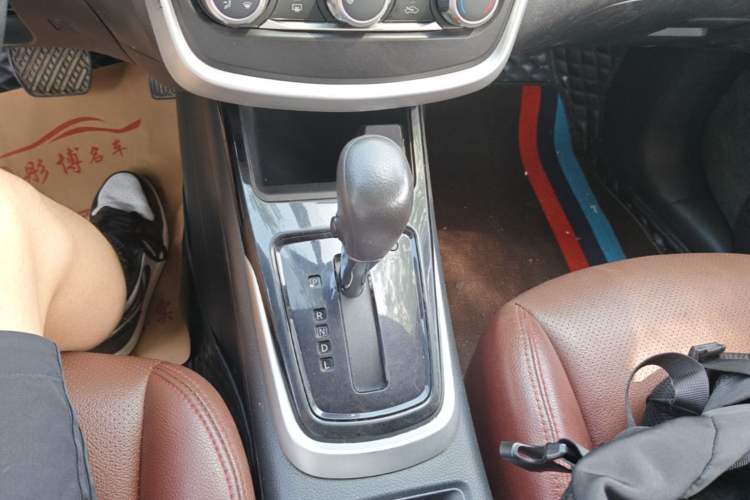 Used Nissan Tiida 2016 1.6L CVT Cool Dynamic Edition Gear Lever