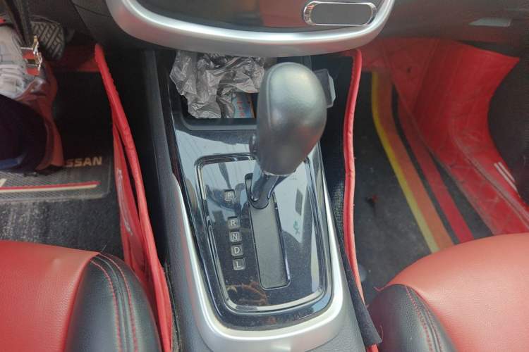Used Nissan Tiida 2016 1.6L CVT Cool Dynamic Edition Gear Lever