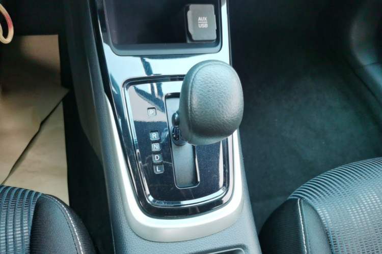 Used Nissan Tiida 2016 1.6L CVT Cool Dynamic Edition Gear Lever