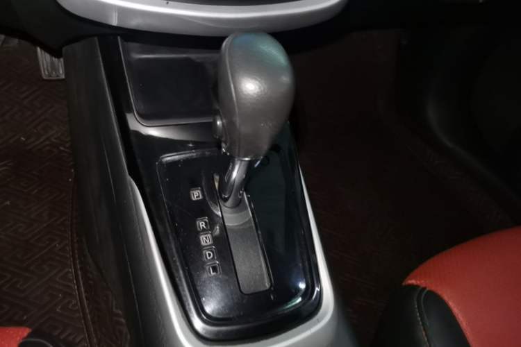 Used Nissan Tiida 2016 1.6L CVT Cool Dynamic Edition Gear Lever