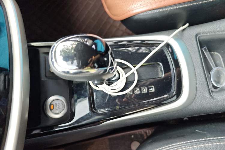 Used Nissan Tiida 2016 1.6L CVT Cool Dynamic Edition Gear Lever