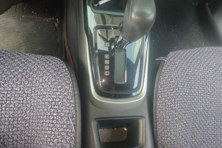 Used Nissan Tiida 2016 1.6L CVT Cool Dynamic Edition Gear Lever