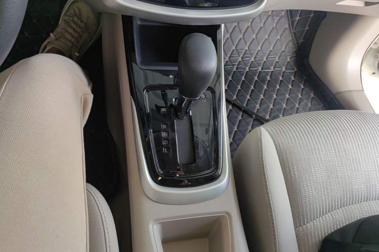 Used Nissan Tiida 2016 1.6L CVT Cool Dynamic Edition Gear Lever