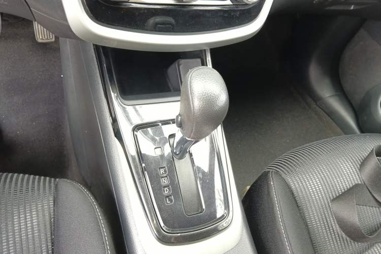 Used Nissan Tiida 2016 1.6L CVT Cool Dynamic Edition Gear Lever