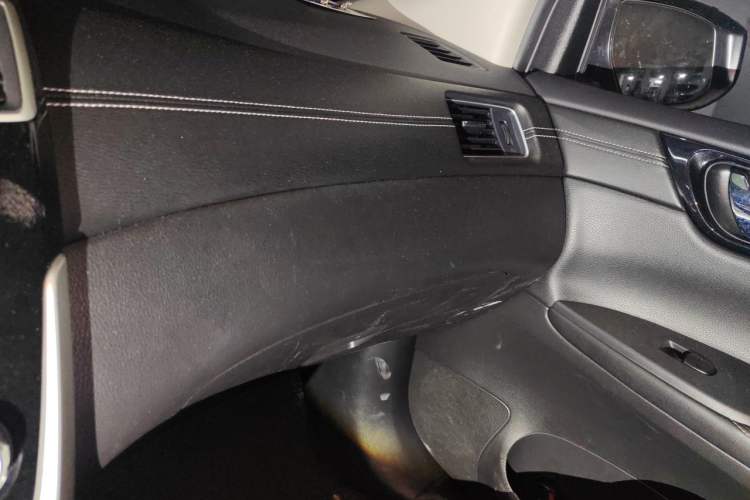 Used Nissan Tiida 2016 1.6L CVT Cool Dynamic Edition Gear Lever