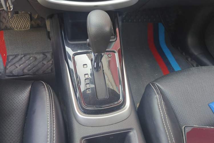 Used Nissan Tiida 2016 1.6L CVT Cool Dynamic Edition Gear Lever