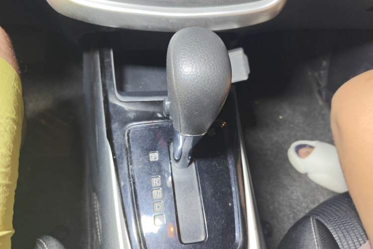 Used Nissan Tiida 2016 1.6L CVT Cool Dynamic Edition Gear Lever