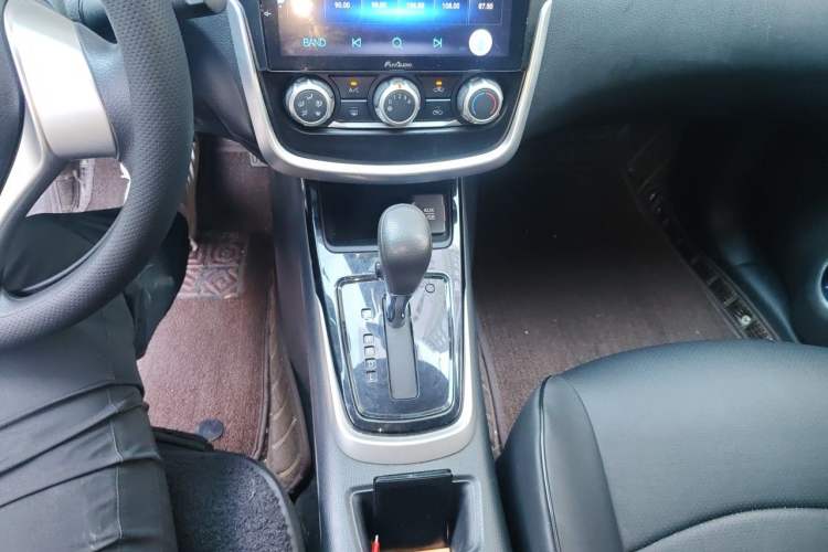 Used Nissan Tiida 2016 1.6L CVT Cool Dynamic Edition Gear Lever