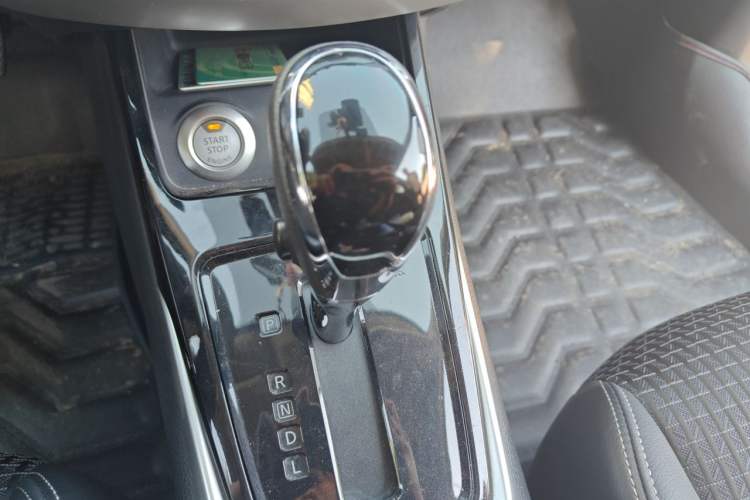 Used Nissan Tiida 2016 1.6L CVT Cool Dynamic Edition Gear Lever