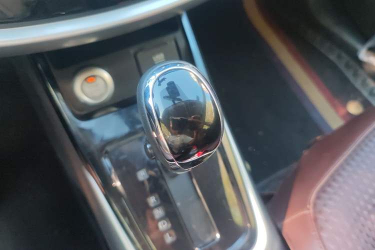 Used Nissan Tiida 2016 1.6L CVT Cool Dynamic Edition Gear Lever