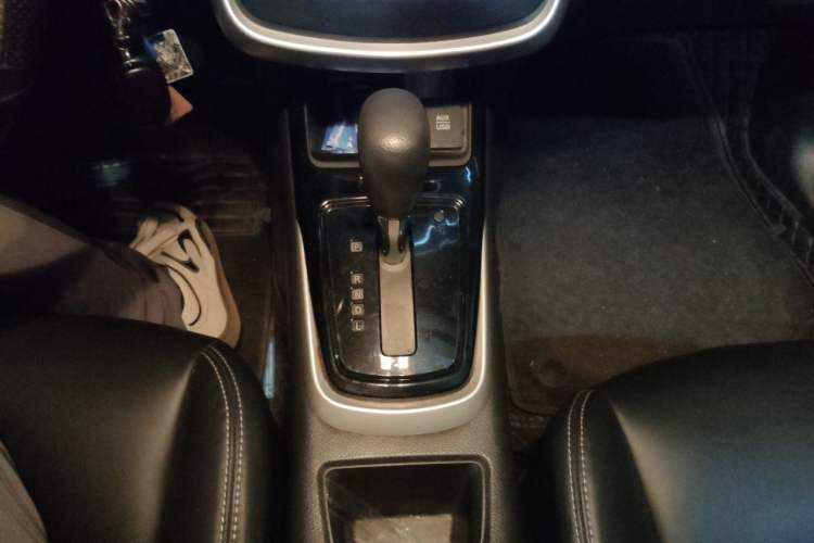 Used Nissan Tiida 2016 1.6L CVT Cool Dynamic Edition Gear Lever