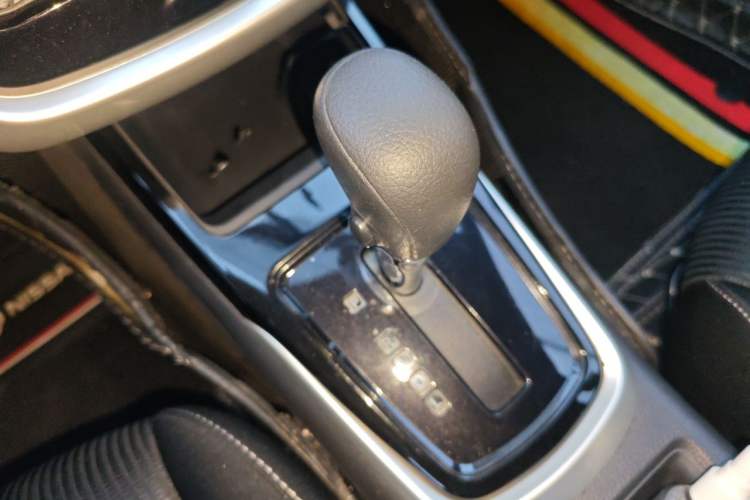 Used Nissan Tiida 2016 1.6L CVT Cool Dynamic Edition Gear Lever