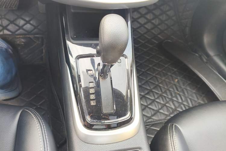 Used Nissan Tiida 2016 1.6L CVT Cool Dynamic Edition Gear Lever