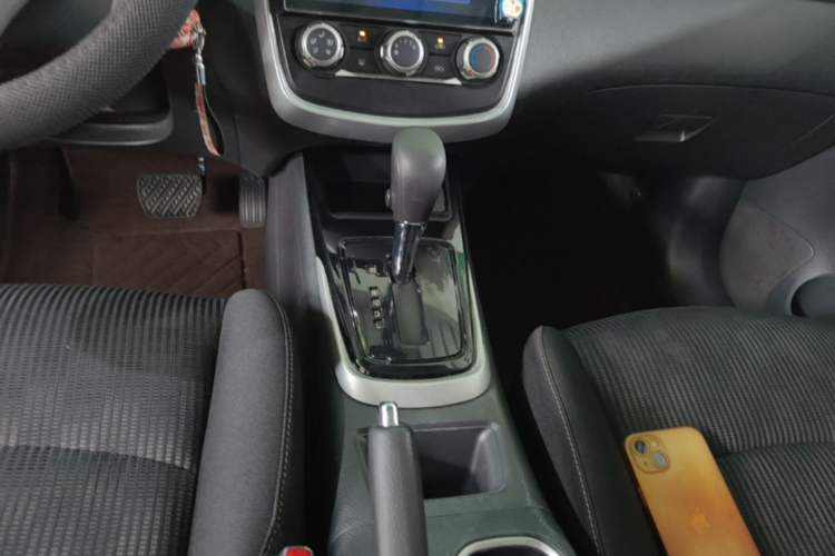 Used Nissan Tiida 2016 1.6L CVT Cool Dynamic Edition Gear Lever