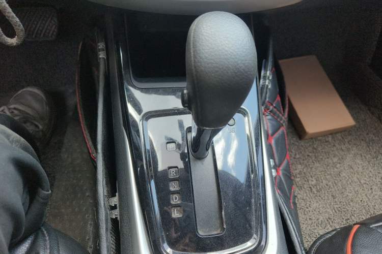 Used Nissan Tiida 2016 1.6L CVT Cool Dynamic Edition Gear Lever