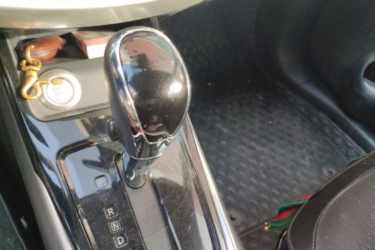 Used Nissan Tiida 2016 1.6L CVT Smart Drive Edition Gear Lever