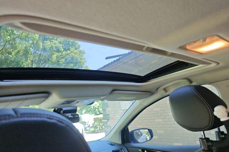 Used Nissan Tiida 2016 1.6L CVT ZhiZun Edition Headliner