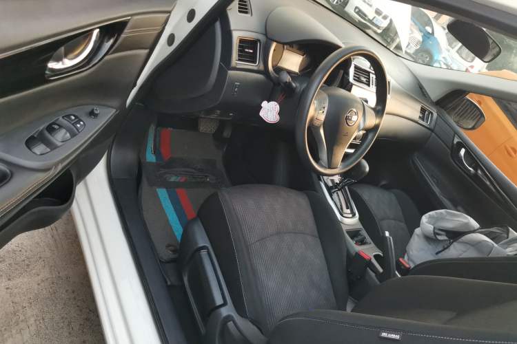 Used Nissan Tiida 2016 1.6L CVT Cool Dynamic Edition Interior 3