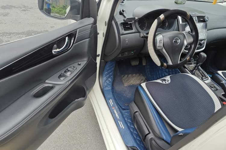 Used Nissan Tiida 2016 1.6L CVT Cool Dynamic Edition Interior 3