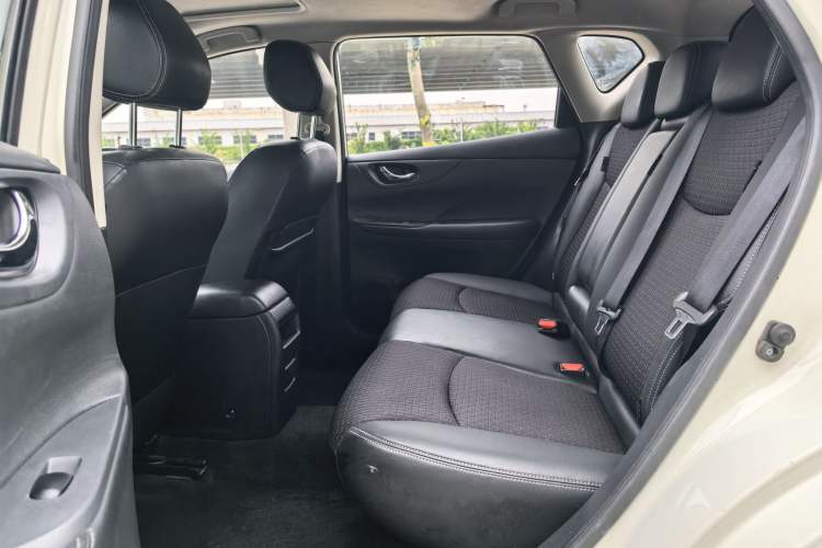 Used Nissan Tiida 2016 1.6L CVT Smart Drive Edition Interior 5