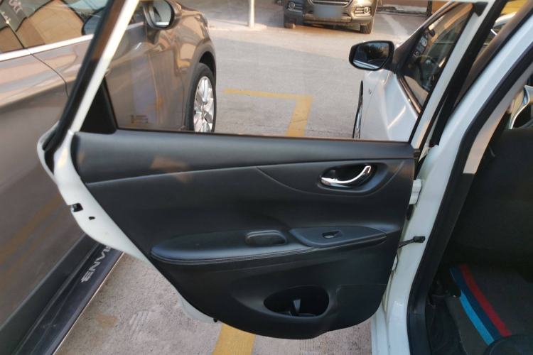 Used Nissan Tiida 2016 1.6L CVT Cool Dynamic Edition Interior 8