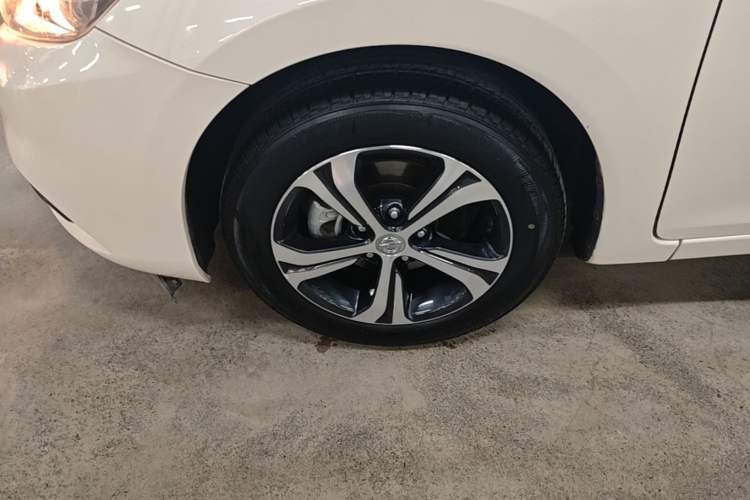 Used Nissan Tiida 2016 1.6L CVT Smart Drive Edition Left Front Wheel Hub