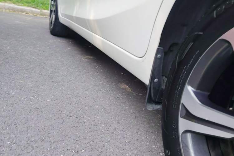 Used Nissan Tiida 2016 1.6L CVT Smart Drive Edition Left Side Sill