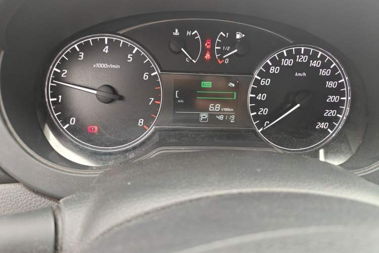 Used Nissan Tiida 2016 1.6L CVT Cool Dynamic Edition Odometer Close Up