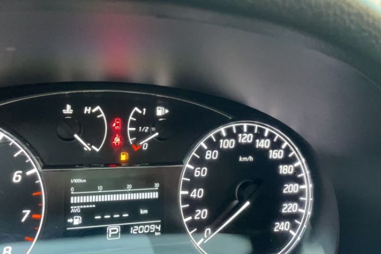 Used Nissan Tiida 2016 1.6L CVT Cool Dynamic Edition Odometer Close Up