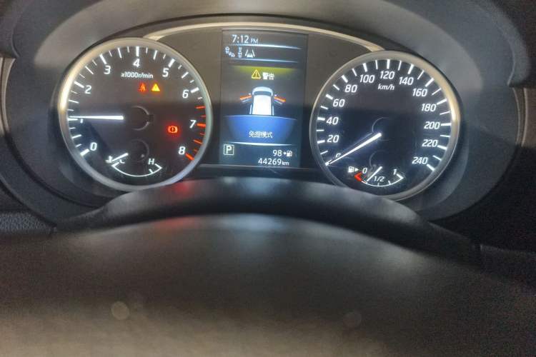 Used Nissan Tiida 2016 1.6L CVT Smart Drive Edition Odometer Close Up