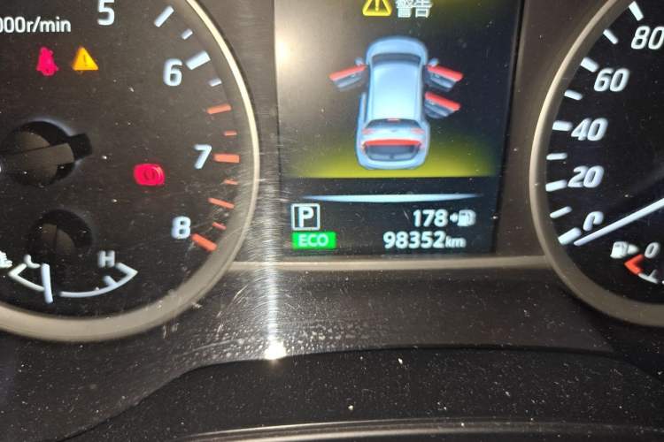 Used Nissan Tiida 2016 1.6L CVT Smart Drive Edition Odometer Close Up