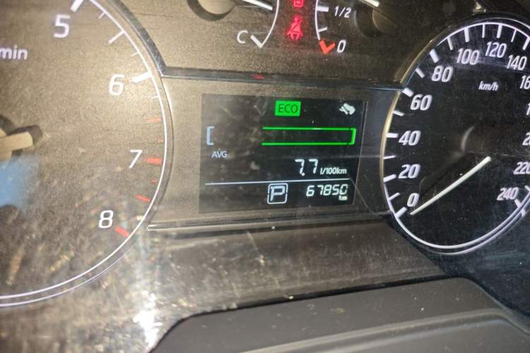 Used Nissan Tiida 2016 1.6L CVT Cool Dynamic Edition Odometer Close Up