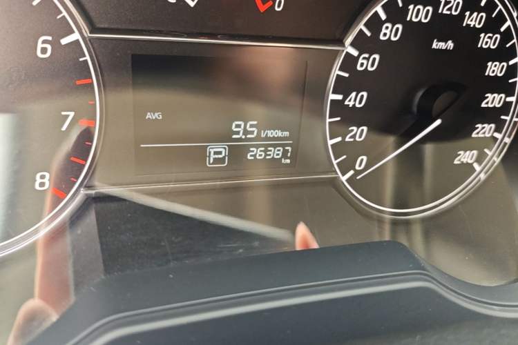 Used Nissan Tiida 2016 1.6L CVT Cool Dynamic Edition Odometer Close Up