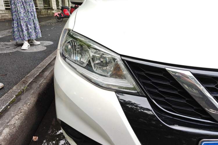 Used Nissan Tiida 2016 1.6L CVT Cool Dynamic Edition Right Front Headlight