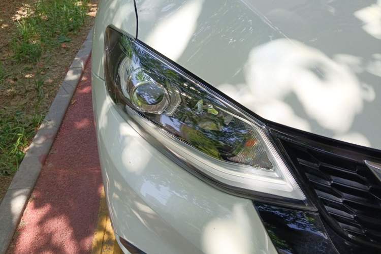 Used Nissan Tiida 2016 1.6L CVT Smart Drive Edition Right Front Headlight