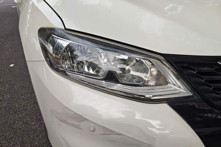 Used Nissan Tiida 2016 1.6L CVT Smart Drive Edition Right Front Headlight