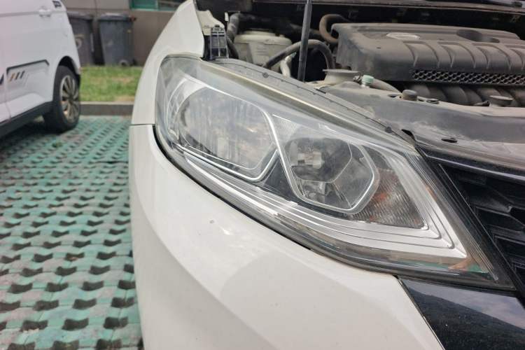 Used Nissan Tiida 2016 1.6L CVT Cool Dynamic Edition Right Front Headlight