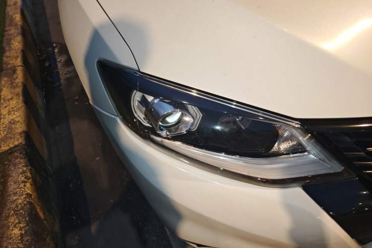 Used Nissan Tiida 2016 1.6L CVT ZhiZun Edition Right Front Headlight