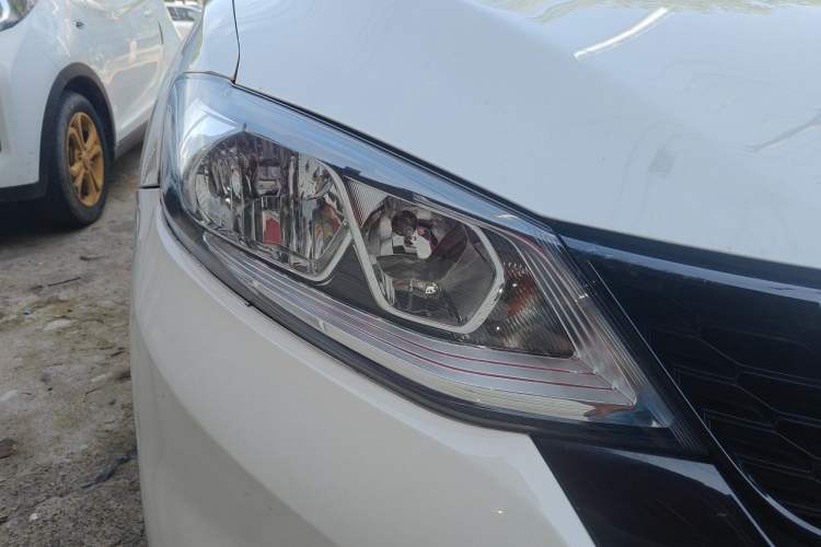 Used Nissan Tiida 2016 1.6L CVT Cool Dynamic Edition Right Front Headlight