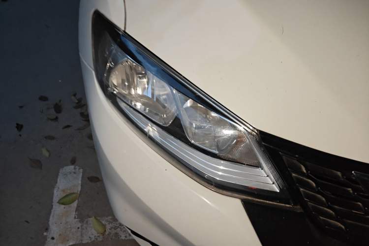 Used Nissan Tiida 2016 1.6L CVT Smart Drive Edition Right Front Headlight