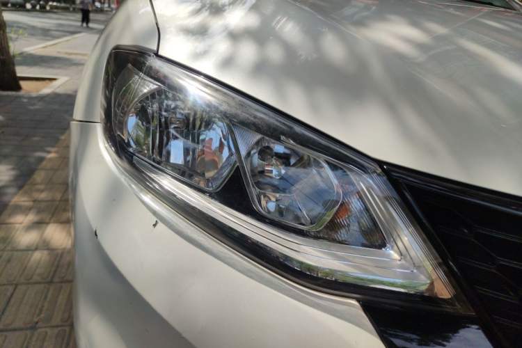 Used Nissan Tiida 2016 1.6L CVT Smart Drive Edition Right Front Headlight