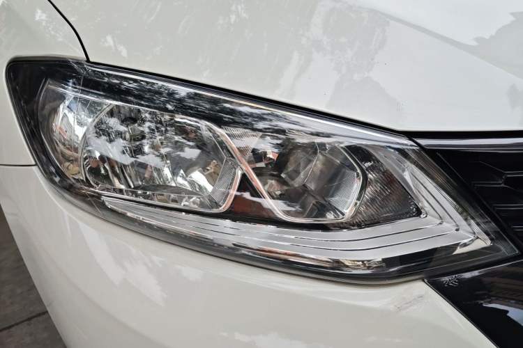 Used Nissan Tiida 2016 1.6L CVT Smart Drive Edition Right Front Headlight