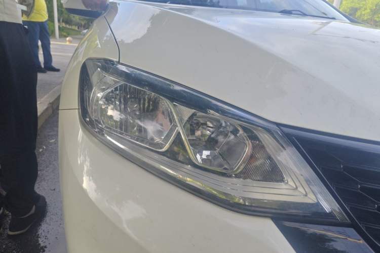 Used Nissan Tiida 2016 1.6L CVT Smart Drive Edition Right Front Headlight