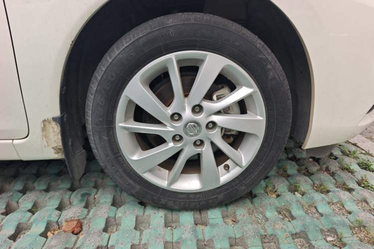 Used Nissan Tiida 2016 1.6L CVT Cool Dynamic Edition Right Front Wheel Hub