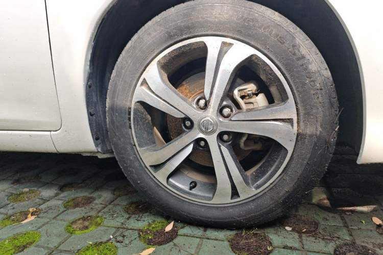 Used Nissan Tiida 2016 1.6L CVT Cool Dynamic Edition Right Front Wheel Hub