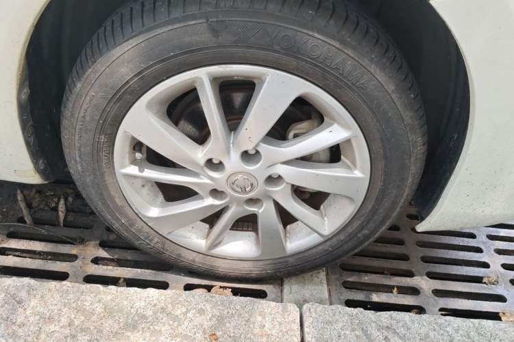 Used Nissan Tiida 2016 1.6L CVT Cool Dynamic Edition Right Front Wheel Hub