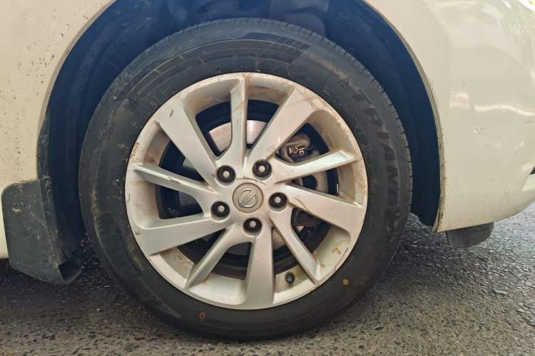 Used Nissan Tiida 2016 1.6L CVT Cool Dynamic Edition Right Front Wheel Hub